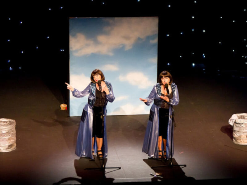 Las virtudes muestran sus mejores momentos en el Teatro Quintero con un ingenioso recorrido por la historia