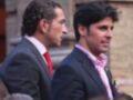 Dos hombres en trajes, uno con corbata roja y el otro con una camisa rosa.
