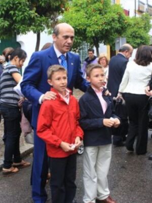 José María del Nido y Laura Marcos disfrutaron de la semana santa sevillana junto a sus hijos menores  