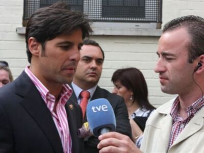 Fran Rivera comienza a vivir la semana santa de Sevilla con su escudo de cofrade en la solapa 