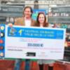 El festival solidario entrega a la ONG tierra de hombres un talón con un importe de 10.000 euros  