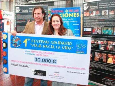 El festival solidario entrega a la ONG tierra de hombres un talón con un importe de 10.000 euros