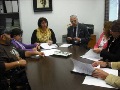El consistorio chipionero firma un convenio de colaboración con asociaciones para la instalación de aparcamientos en terrenos municipales