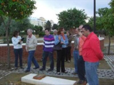 Una reunión de amigos en un parque, con personas hablando y riendo.