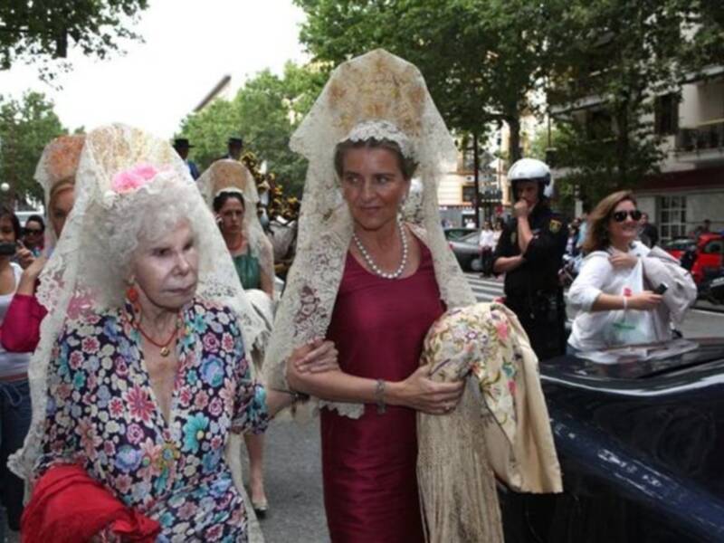 La Duquesa de Alba, con mantilla, madrina de la exhibición de enganches  