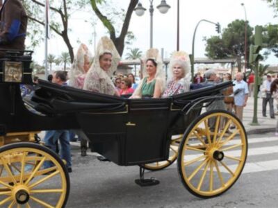 La Duquesa de Alba, con mantilla, madrina de la exhibición de enganches  