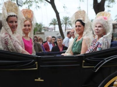 La Duquesa de Alba, con mantilla, madrina de la exhibición de enganches  
