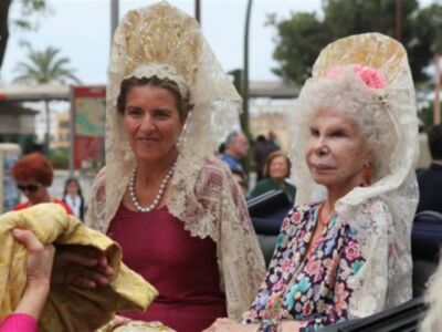 La Duquesa de Alba, con mantilla, madrina de la exhibición de enganches  