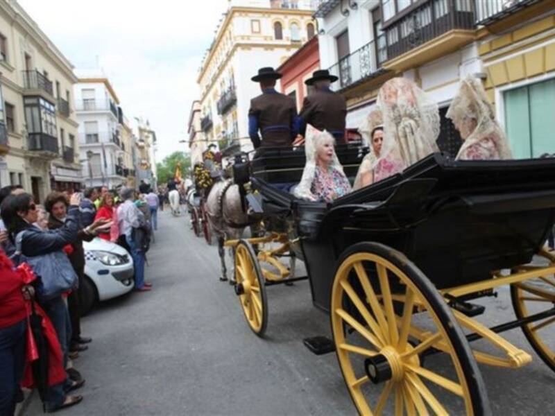 La Duquesa de Alba, con mantilla, madrina de la exhibición de enganches  