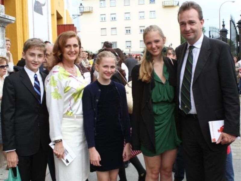 Francesca Thyssen y Carlos de Habsburgo junto a sus tres hijos por primera vez