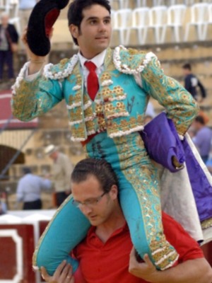 Salvador Vega, a hombros en la primera de Osuna