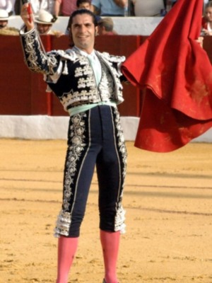 Salvador Vega, a hombros en la primera de Osuna