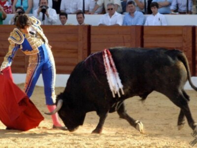 Los tres toreros a hombros en la segunda de Osuna