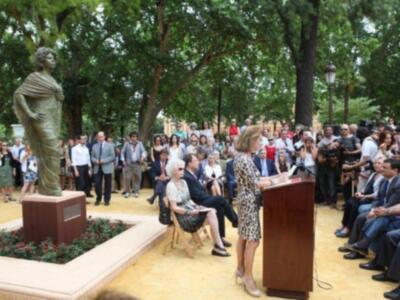 La duquesa de Alba inaugura su estatua en Sevilla rodeada de todos sus hijos menos Jacobo