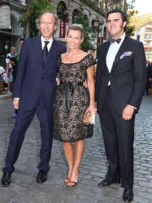 Periodistas y caras conocidas de la sociedad sevillana en la boda de Carmen Solís Tello