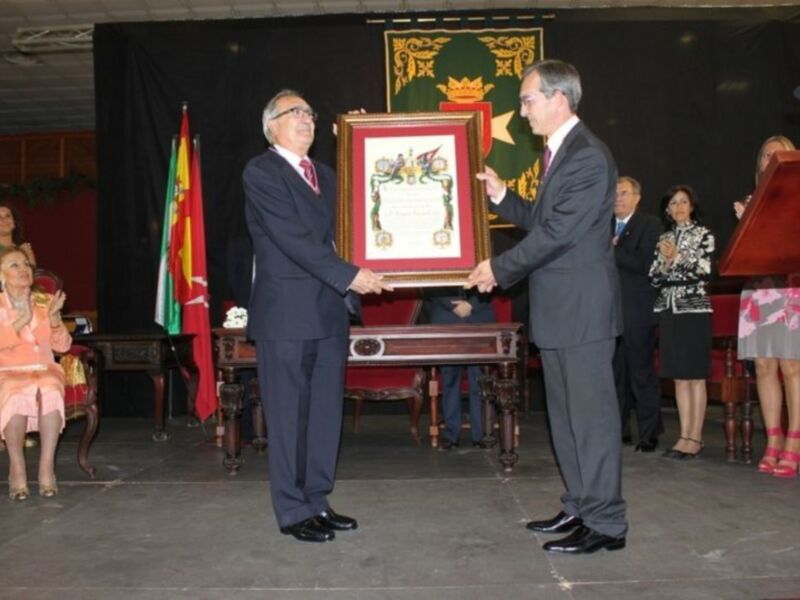 Emotiva ceremonia de entrega de los Títulos de Hijos Predilectos de Lora del Río a Gracia Montes y Rogelio Reyes
