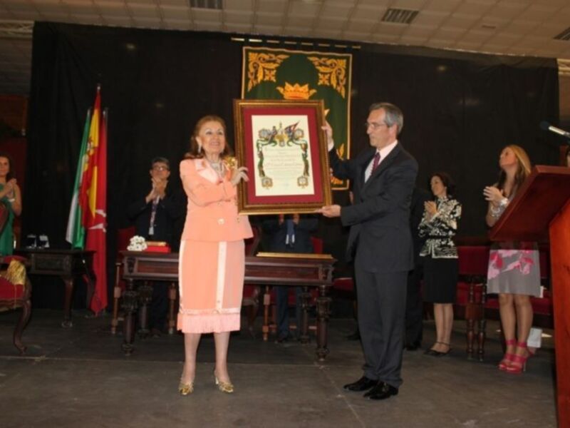 Emotiva ceremonia de entrega de los Títulos de Hijos Predilectos de Lora del Río a Gracia Montes y Rogelio Reyes