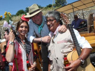 Fran Rivera y Simoneta Gómez Acebo en  el camino del rocío   