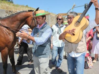 Fran Rivera y Simoneta Gómez Acebo en el camino del rocío