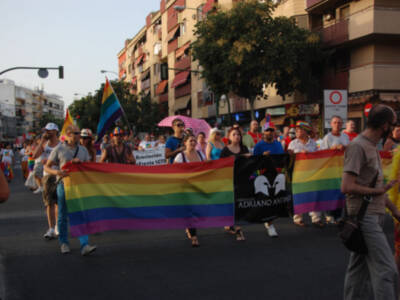 HOY, DÍA DEL ORGULLO GAY. EN SEVILLA LA CABALGATA GAY REIVINDICO SALUD E IGUALDAD POR DERECHO.