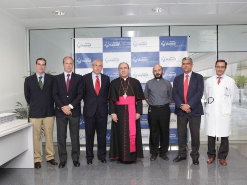 El arzobispo de Sevilla visita el hospital Viamed Santa Ángela de la cruz