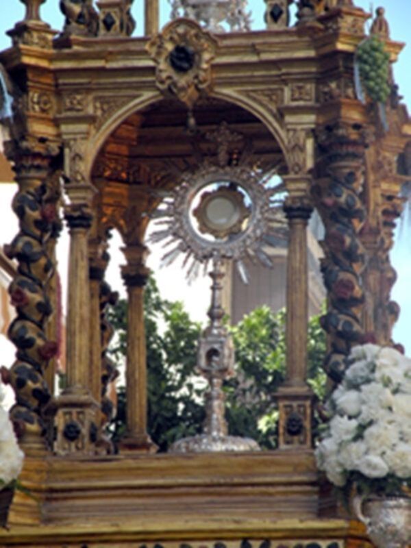 Solemne Procesión Eucarística, por las calles de la barriada Sevillana del Cerro del Águila‏