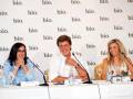Tres personas en una mesa con botellas de agua y micrófonos, frente a un fondo con el logotipo "bio."