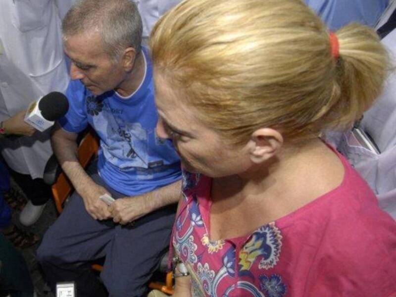 Ortega Cano dado de alta mucho más delgado, pelo corto canoso, agradecido y con un rosario 