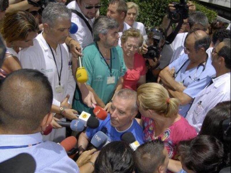 Ortega Cano dado de alta mucho más delgado, pelo corto canoso, agradecido y con un rosario 