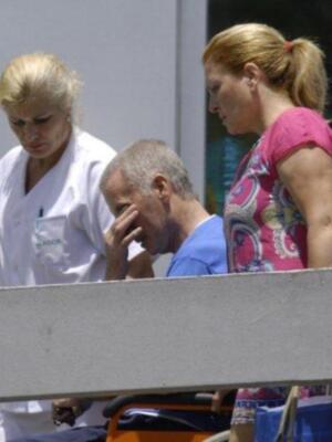 Ortega Cano dado de alta mucho más delgado, pelo corto canoso, agradecido y con un rosario 