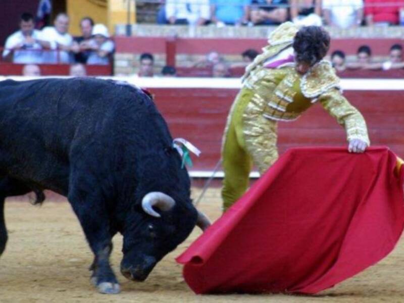 Susto y voltereta de José Tomás que sufrió una cogida en Huelva sin consecuencias