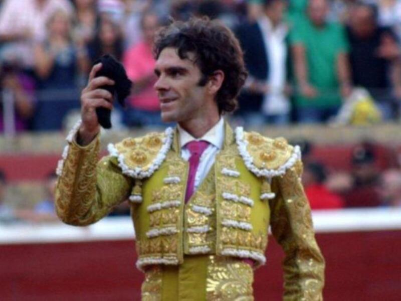 Susto y voltereta de José Tomás que sufrió una cogida en Huelva sin consecuencias