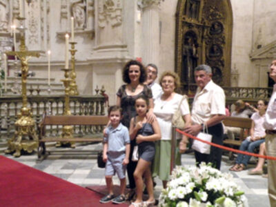 Sevilla se rinde a sus pies. (Reina de los Reyes)