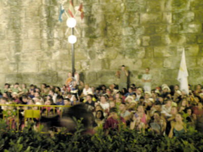 Eucaristía presidida, por el arzobispo y el obispo auxiliar de Sevilla en la Plaza del Triunfo de la capital Hispalense