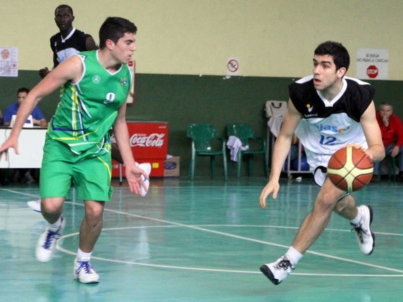 Jugadores en acción durante un partido de baloncesto en una cancha deportiva.