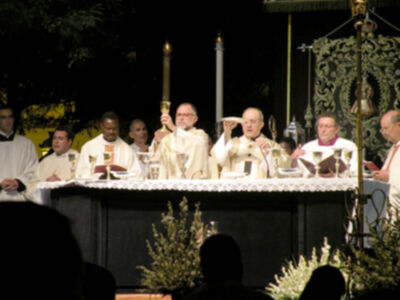 Eucaristía presidida, por el arzobispo y el obispo auxiliar de Sevilla en la Plaza del Triunfo de la capital Hispalense