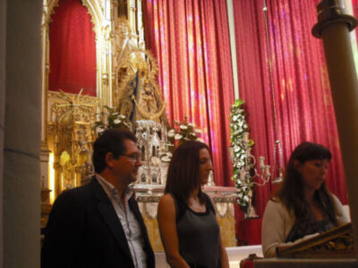 Medio centenar de entidades ciudadanas y muchos particulares participan en la ofrenda floral a la Virgen de Regla