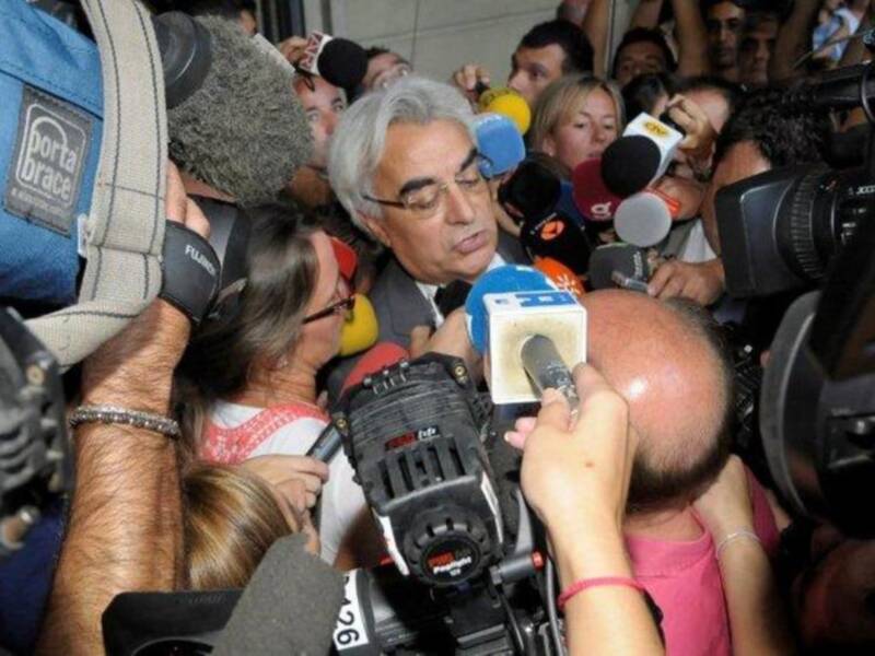 Ortega Cano reaparecio para declarar ante el juez sereno, vestido de chaqueta y corbata , convaleciente y en silla de ruedas junto a su hijo Jose Fernando