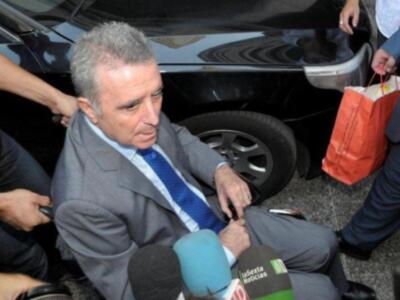 Ortega Cano reaparecio para declarar ante el juez  sereno, vestido de chaqueta y corbata , convaleciente y en silla de ruedas junto a su hijo Jose Fernando  