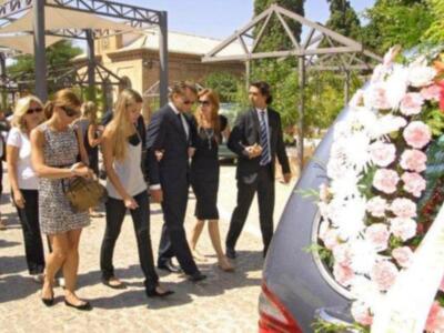 Litri, Carolina Herrera, Curro Romero, Carmen Tello acompañan a Julio Aparicio en el entierro de su madre la bailaora Maleni Loreto en Sevilla