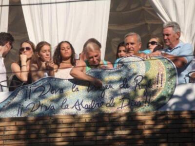 Gente celebrando con pancarta que dice '¡¡Viva la Madre de Dios!!'