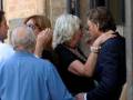 Una reunión familiar en un entorno urbano, con personas intercambiando cariñosas palabras y gestos.