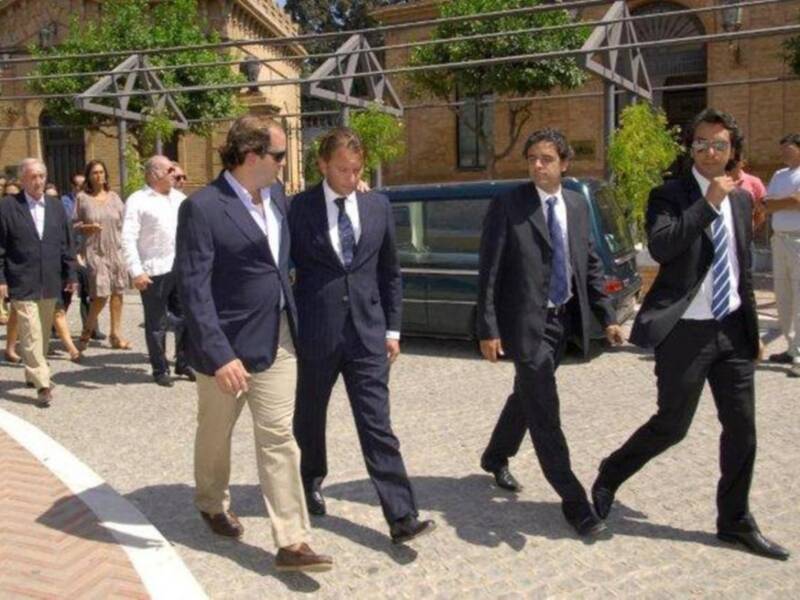 Litri, Carolina Herrera, Curro Romero, Carmen Tello acompañan a Julio Aparicio en el entierro de su madre la bailaora Maleni Loreto en Sevilla