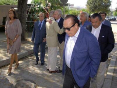 Litri, Carolina Herrera, Curro Romero, Carmen Tello acompañan a Julio Aparicio en el entierro de su madre la bailaora Maleni Loreto en Sevilla