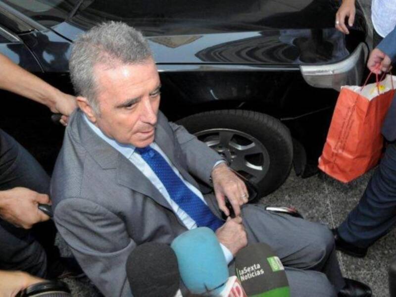 Ortega Cano reaparecio para declarar ante el juez  sereno, vestido de chaqueta y corbata , convaleciente y en silla de ruedas junto a su hijo Jose Fernando  