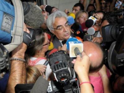 Ortega Cano reaparecio para declarar ante el juez sereno, vestido de chaqueta y corbata , convaleciente y en silla de ruedas junto a su hijo Jose Fernando