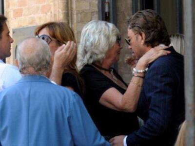 Litri, Carolina Herrera, Curro Romero, Carmen Tello acompañan a Julio Aparicio en el entierro de su madre la bailaora Maleni Loreto en Sevilla