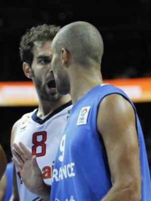 El príncipe Felipe felicita a la selección española de baloncesto en el vestuario tras quedar campeones de Europa por segunda vez consecutiva