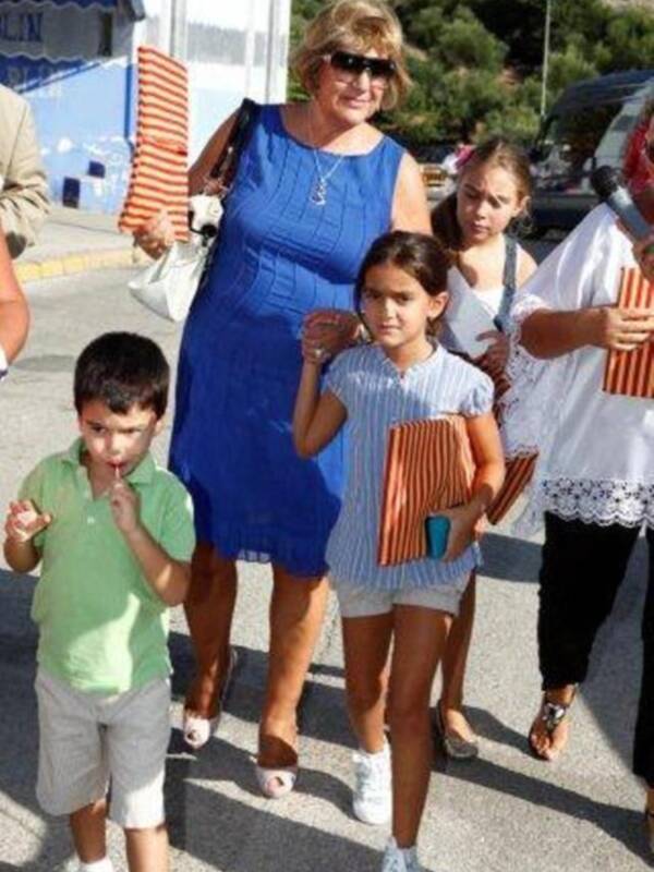 Carmen Bazán ejerce de abuela orgullosa con los hijos de Jesulín y María José campanario