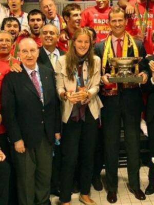 El príncipe Felipe felicita a la selección española de baloncesto en el vestuario tras quedar campeones de Europa por segunda vez consecutiva